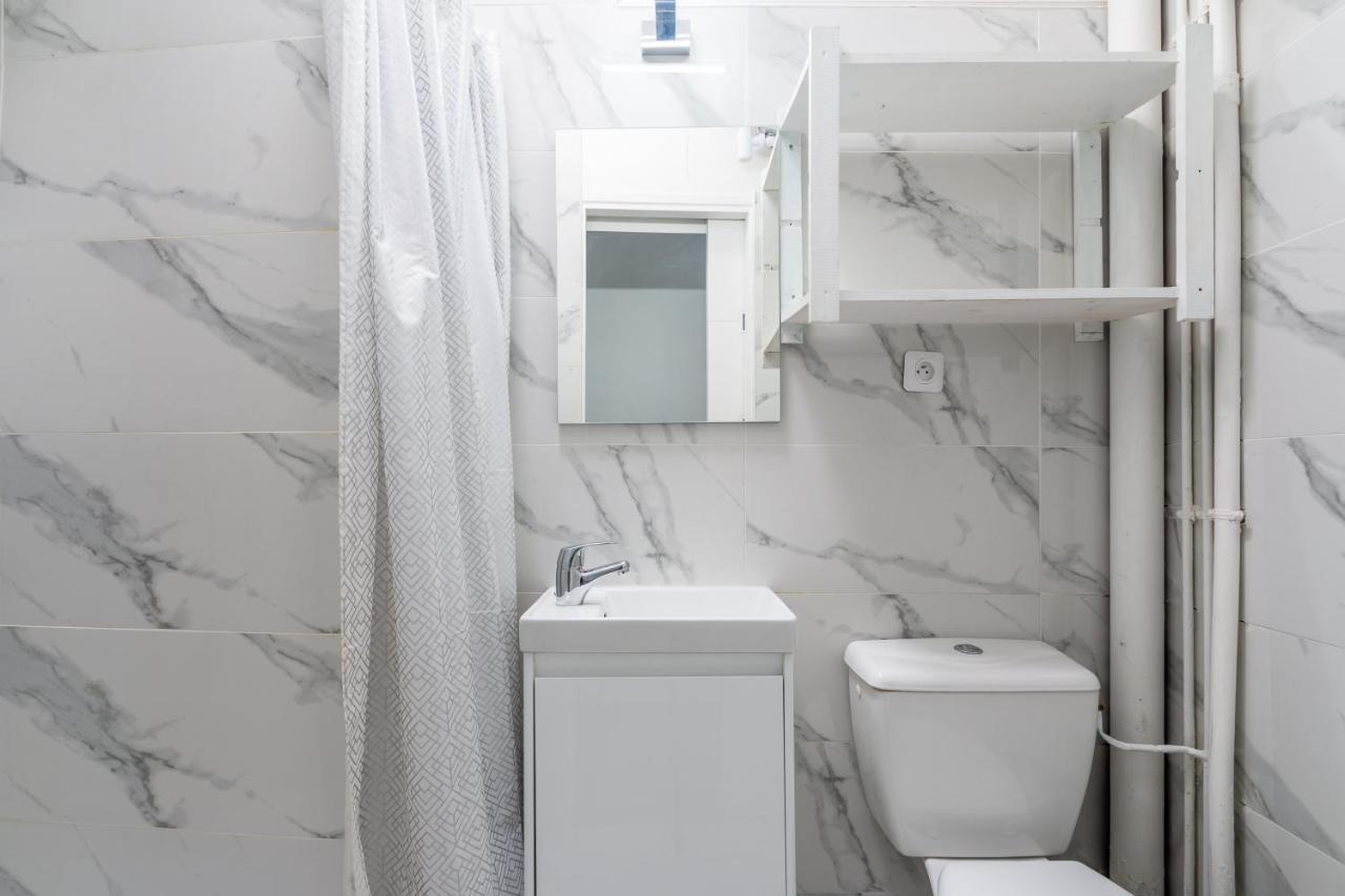 Appartement Metro Alexandre Dumas Paris Exteriör bild
